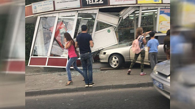 Иномарка раскурочила «Роспечать» на ул. Братьев Кашириных 