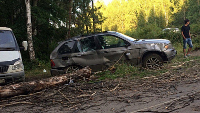Неопытный водитель на BMW разнес пять автомобилей на Увильдах