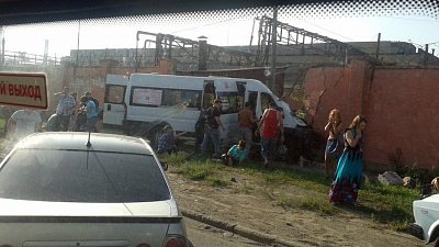 Маршрутка с пассажирами врезалась в забор на пути из Чурилово
