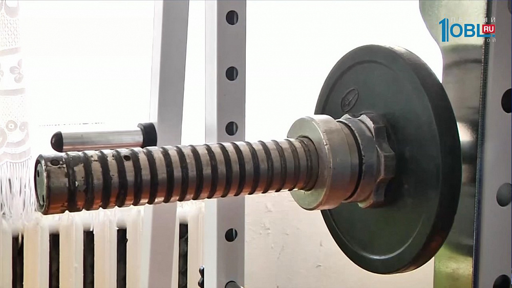 "Единая Россия" подарила спортсменам тренажер 