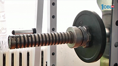 "Единая Россия" подарила спортсменам тренажер 