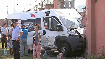 Момент столкновения челябинской маршрутки с пассажирами попал на видео 