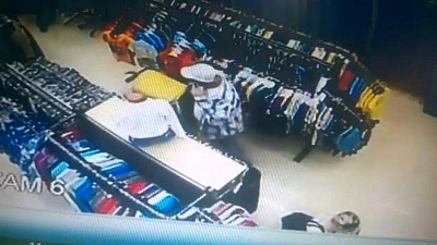 Посетитель магазина залез в детскую коляску и совершил кражу