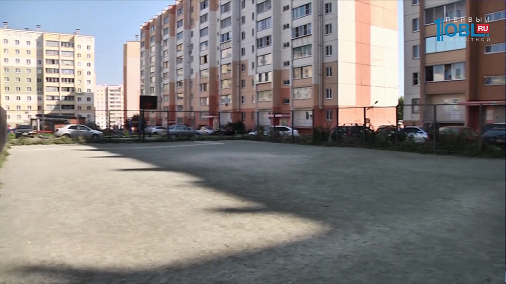 На спортивной площадке установили песочницу 