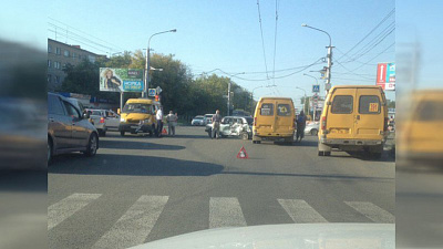 Момент столкновения «Лады» и двух маршруток в центре Миасса попал на видео