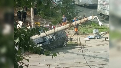 Иномарка снесла дорожные знаки и столб на ЧМЗ