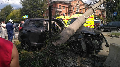 Пассажирка вылетела через окно при столкновении иномарки со столбом и светофором в Челябинске