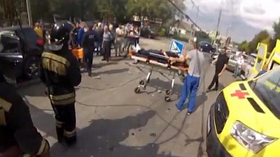 Спасатели извлекли пострадавшего из автомобиля, сбившего светофор на ЧМЗ