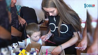 Школьникам из малоимущих семей подарят ранцы и тетради