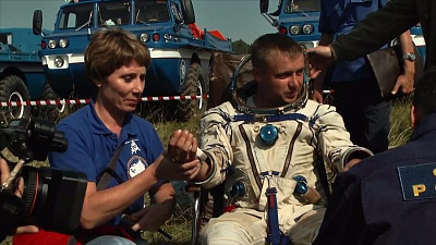 На берег челябинского озера приземлилась капсула с космонавтами 