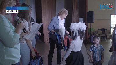 Больше 200 школьников города получили рюкзаки в подарок