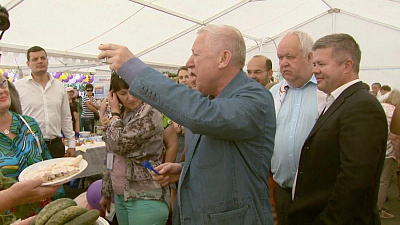 Евгений Тефтелев снял пробу с тефтелей и свежих овощей 