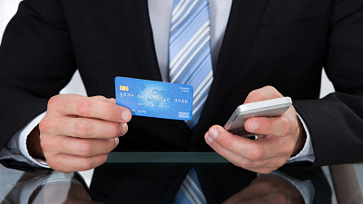 Всё больше кредитных карт банки выдают клиентам моложе 25 лет