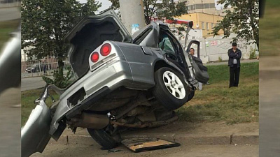 На челябинском перекрестке иномарка «обняла» столб 