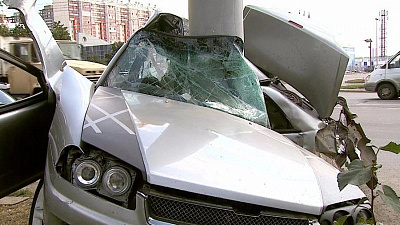 Водитель иномарки, «обнявшей» столб, привлекался за езду в нетрезвом виде 