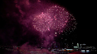 Праздничный салют в небе над Челябинском