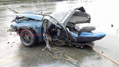 Автомобиль разорвало на части при столкновении на Бродокалмакском тракте 