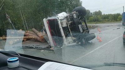 Грузовик с бревнами перевернулся на Троицкой трассе