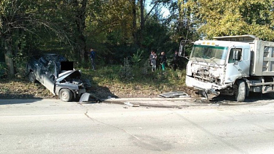 ВАЗ «расплющило» при двойном столкновении в Миассе: есть погибшие