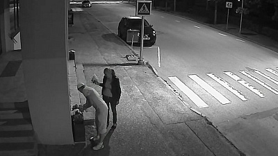 Влюбленная пара вернула на место то, что накануне варварски присвоила 