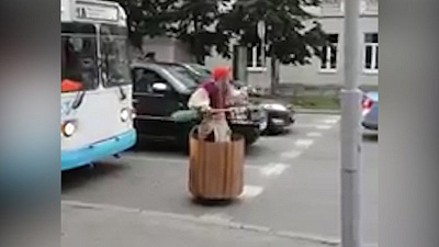 Баба-яга в гироступе пронеслась по проезжей части 