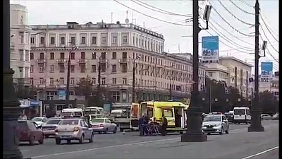 Женщина выпрыгнула из маршрутки прямо на ходу на пр.Ленина. Видео