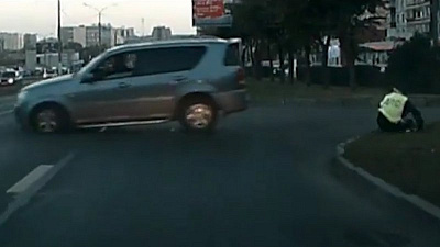 В Магнитогорске пьяный бесправник уронил полицейского и пытался скрыться 