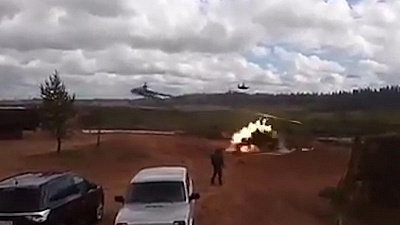 Боевые вертолеты случайно обстреляли людей во время учений. Видео 