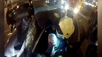 Спасатели сняли на видео пострадавшего в ДТП водителя 