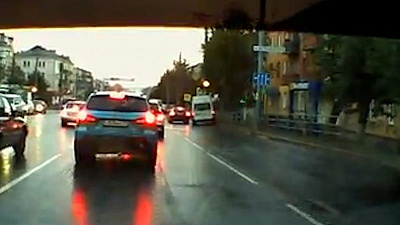 Водитель маршрутки решил проскочить на зеленый цвет по газону