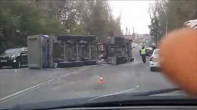 Перевернувшаяся фура перекрыла дорогу в Челябинске
