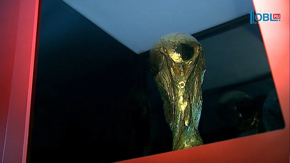 Кубок мира по футболу Fifa выставили в крупном ТРК
