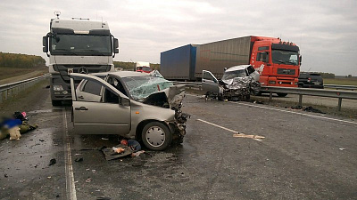 Момент столкновения фуры, микроавтобуса и двух легковушек под Чебаркулем попал на видео 
