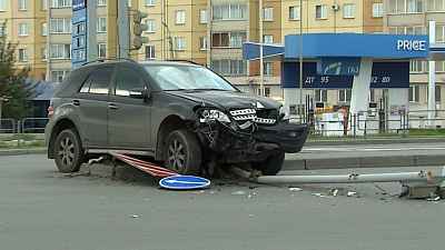 Водитель «Мерседеса» снес светофор в Советском районе Челябинска 