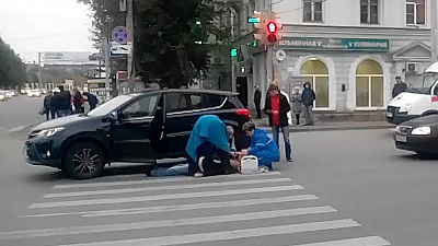 Медики пытались реанимировать умершего водителя прямо на проезжей части. Видео 