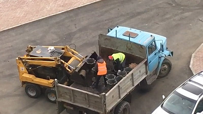 Челябинцы сняли на видео ликвидацию новых урн из сквера в Ленинском районе 