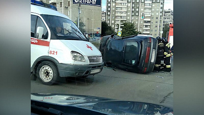 У ледовой арены «Трактор» перевернулась легковушка 
