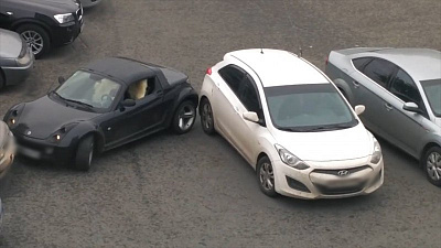 «Ей говорят вперед, а она назад!». Приключения челябинской автоледи на парковке 