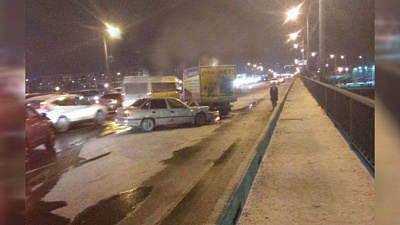 Первый осенний гололед стал причиной десятка аварий в Челябинске 