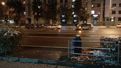 Зима близко. Дороги в Челябинске начали посыпать противогололедной смесью