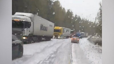 Фуры не могут подняться в гору из-за гололеда
