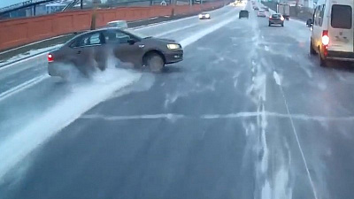 Дрифтующий на Свердловском тракте автомобилист чудом избежал аварии