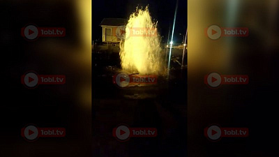 Огромный фонтан топит челябинские дворы