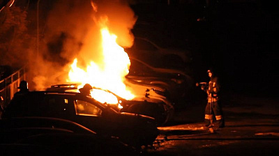 Ночной пожар на челябинской автостоянке 