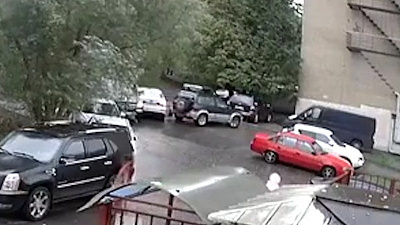Водитель внедорожника «перебил» пять автомобилей во дворе 