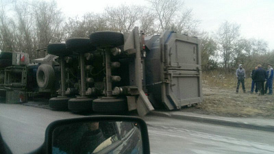 Многотонный самосвал перевернулся на Свердловском тракте 