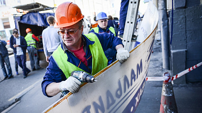 В центре Челябинска демонтируют 15 незаконных рекламных конструкций 