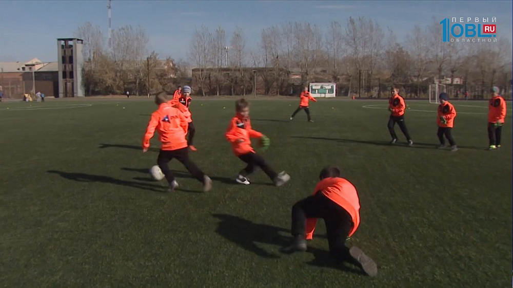 Юным футболистам из Коркино подарили яркую форму