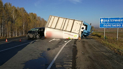 Микроавтобус опрокинул грузовик с курицей при ДТП на трассе под Челябинском
