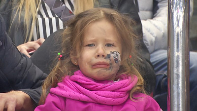 Слезная история юной болельщицы во время матча «Трактора» Слезная история юной болельщицы во время матча «Трактора»